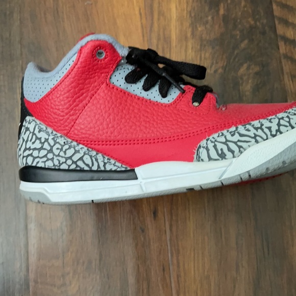 Authentic Jordan size 2.5 red sold out rare - Picture 5 of 5